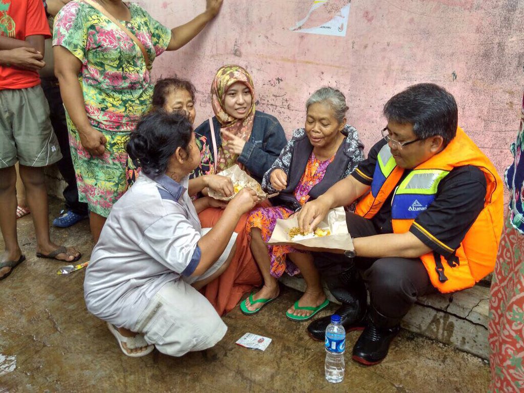 soukani74's tweet photo. Pak @msi_sohibuliman ini keren.
Tanpa publikasi media, beliau dekat dengan rakyat. Ketum Partai yg merakyat. Semoga PKS tetap istiqomah https://t.co/VUxsSWLPrC