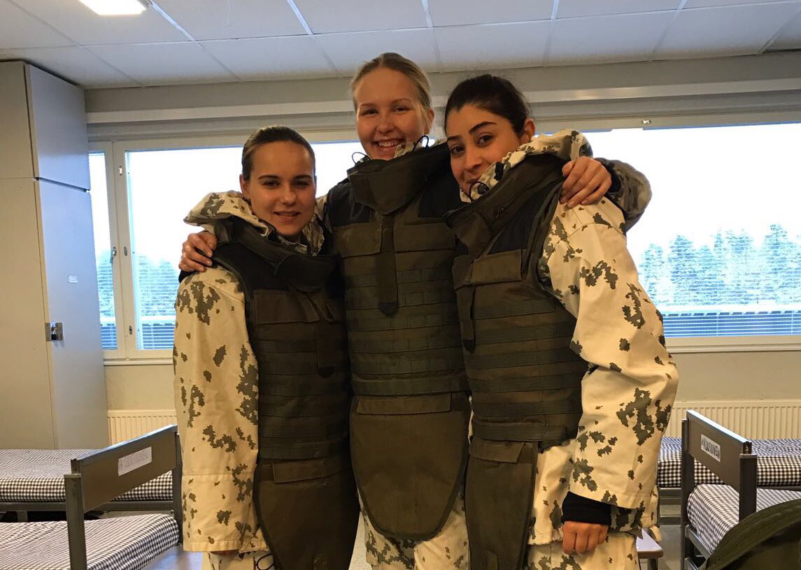 ruutuikkuna's tweet photo. Huh äitiäkin kuumottaa kun nuorikki #koulutushaaramarssi lla tänään #kaipr #täystaisteluvarustus #spolle https://t.co/0PrFX5nojK