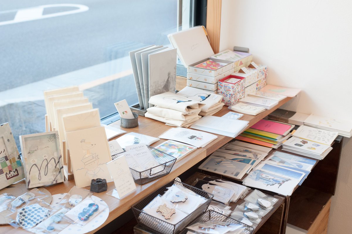 Gallery Iro V Twitter 販売コーナーはこんな感じに 壁面の作品も見応えありますが こちらもなかなかボリューミーです Zine 小冊子 やポートフォリオなど 見るものたくさんあるので ぜひ座ってゆっくりご覧ください イラストやデザイン モノづくりの好きな方 Gallery Iro V Twitter 販売コーナーはこんな感じに 壁面の作品も見応えありますが こちらもなかなかボリューミーです Zine 小冊子 やポートフォリオなど 見るものたくさんあるので ぜひ座ってゆっくりご覧ください イラストやデザイン モノづくりの好きな方