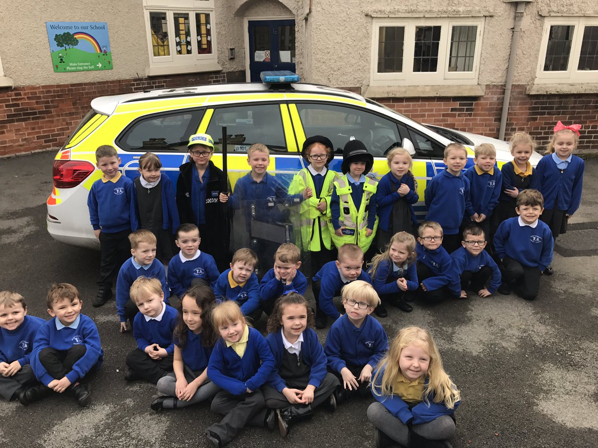 AlfretonTownSNT's tweet photo. #Aspiration talk at Croft Infant School #Alfreton . Great Community Engagement. #Education is key. #CopsOfTheFuture https://t.co/E6O34viRQt