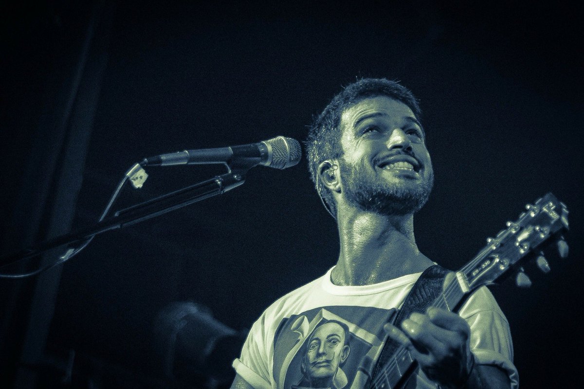 "Te miraste en mi espejo
me pediste la verdad
yo sonreí como siempre
y no quise contestar." Foto de <a href="/elbordoficial/">El Bordo</a> en <a href="/GreisonTeatro/">Teatro Greison</a>