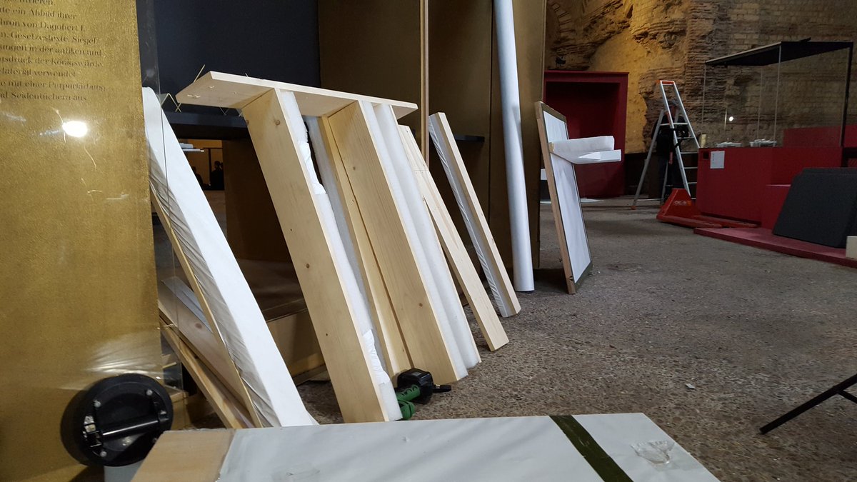 Aurelie_R_'s tweet photo. RT @museecluny: impression de lendemain de fête dans le frigidarium... #jourdefermeture Démontage #ExpoMerovingiens https://t.co/tyRkr8gT75