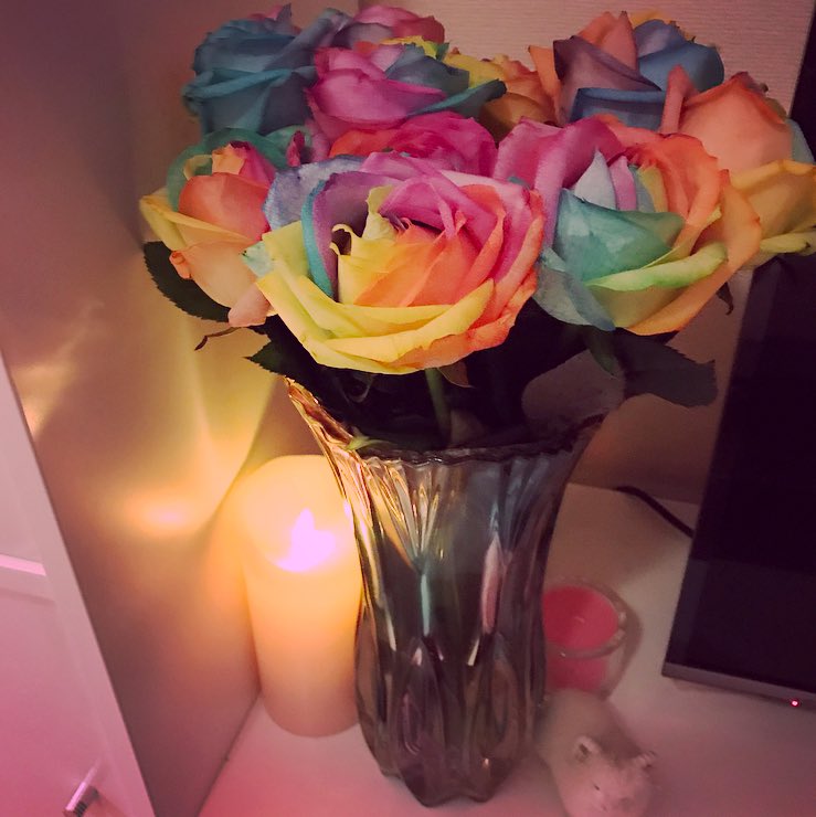 0220nicole's tweet photo. 部屋が見事にお花だらけ💐🌸🎁

虹色の薔薇の方花瓶はお母さんからの誕生日プレゼント🎁 https://t.co/wFJzA4T9vD