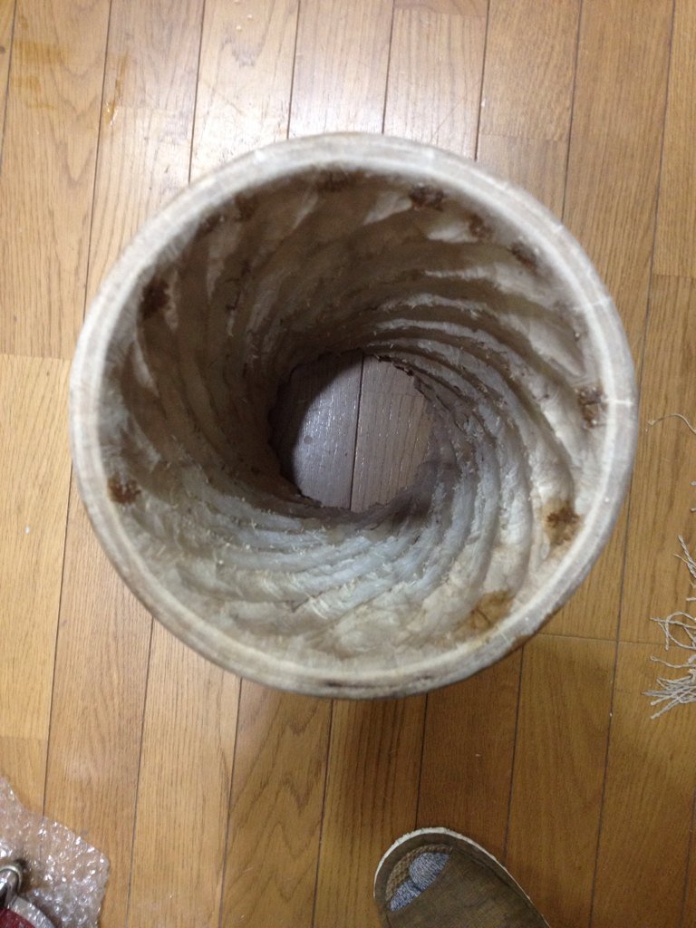 swehiro2000's tweet photo. 皮乾かし中です★山桜に山羊皮、楓に鹿皮のビンギの完成後は #NativeFarm のwebページでご覧ください。 #KetteDrum #Nyahbinghi #太鼓職人 https://t.co/1y16s23hjO