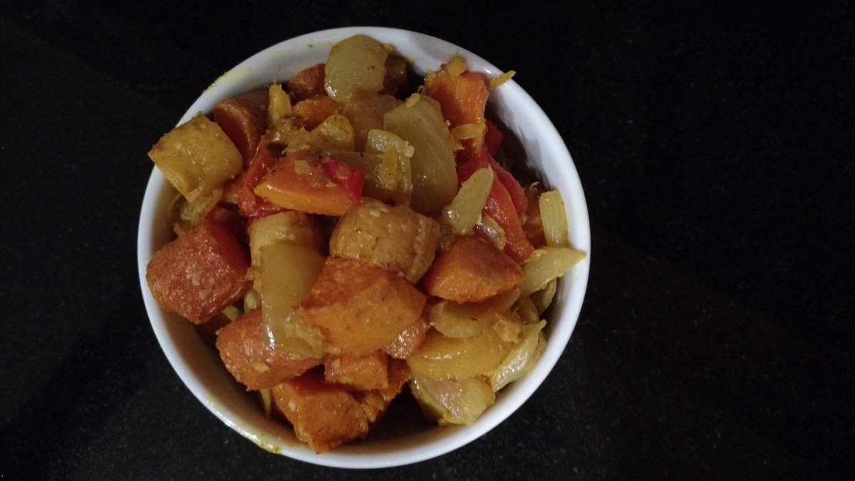 chefpolacanada's tweet photo. #MeatlessMonday #simple #roasted #rootveg #coconutoil #ginger #garlic #onion #redpepper #moroccan  #spices #onepanmeal #HealthycleanEating https://t.co/zq9BKwhVHh