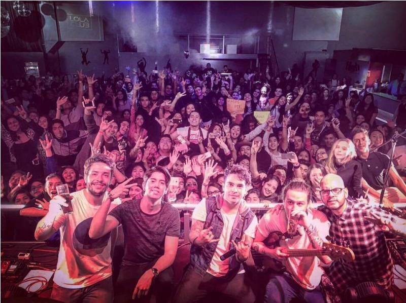 pixelperiodismo's tweet photo. Gran ambiente se vivió durante concierto de "Lola Club" en Oaxaca https://t.co/srzWjgbH8F @LolaClubMx #musica #oaxaca #zonaVIP https://t.co/MGAa1QxTHW