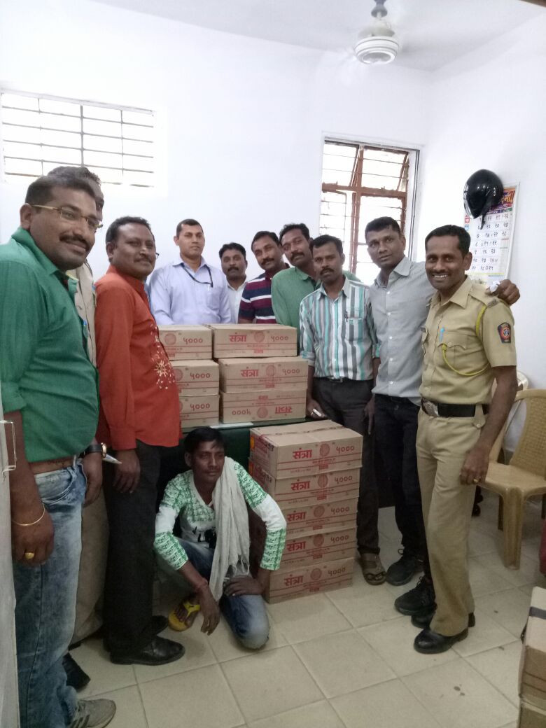 ajnipst's tweet photo. @NagpurPolice पोस्टे अजनीत मतदानाचे पुर्वसंधेला धमाकेदार कारवाई, 22 पेटी अवैध देशी दारू चा साठा एकुन 63,320/- रू चा मुद्देमाल हस्तगत केला. https://t.co/fAdzbOJshy