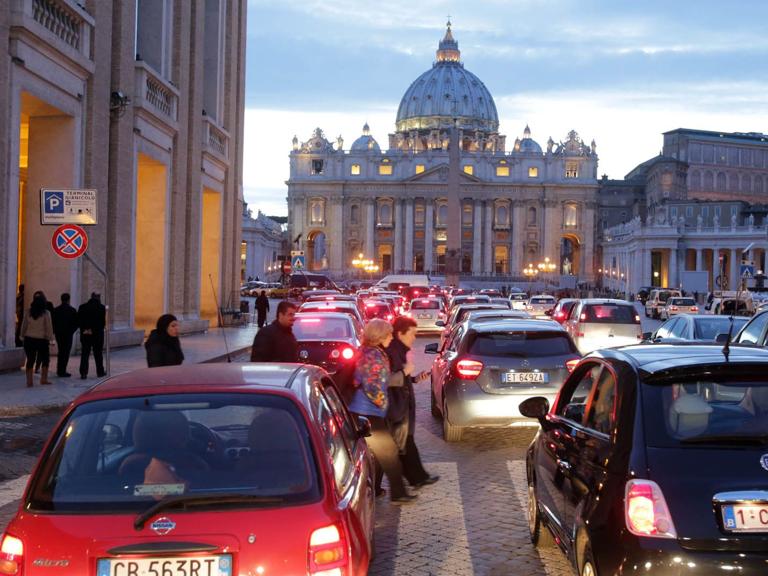 Corriere's tweet photo. Le città più congestionate del pianeta Palermo e Roma peggio di Londra https://t.co/XVwR2GRkB2 https://t.co/zKEOsUVDEA