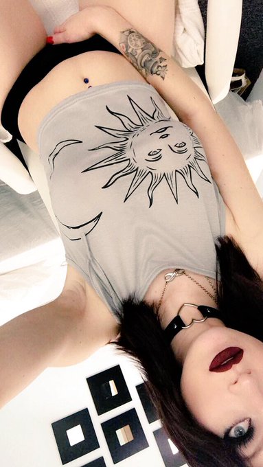 Half hour later babes! https://t.co/zwplu1PL3W<a href="/tag/pottybreak"class="tags"><span>#pottybreak</span></a>