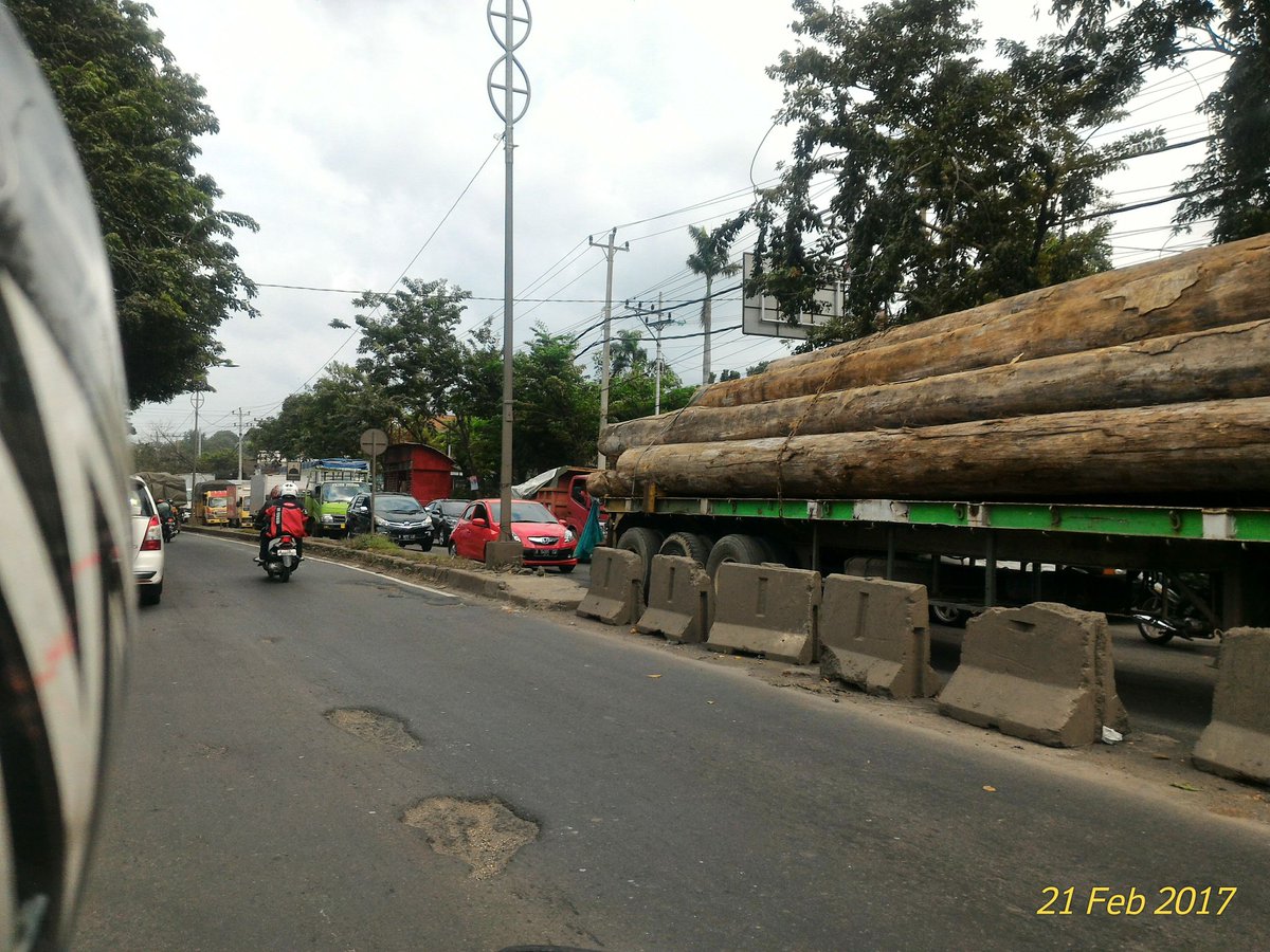 ayamuaya's tweet photo. Macet parah, mulai depan damri sampai rs tugu. Penambalan lubang jalanan... @ganjarpranowo https://t.co/EIHsAazAHh