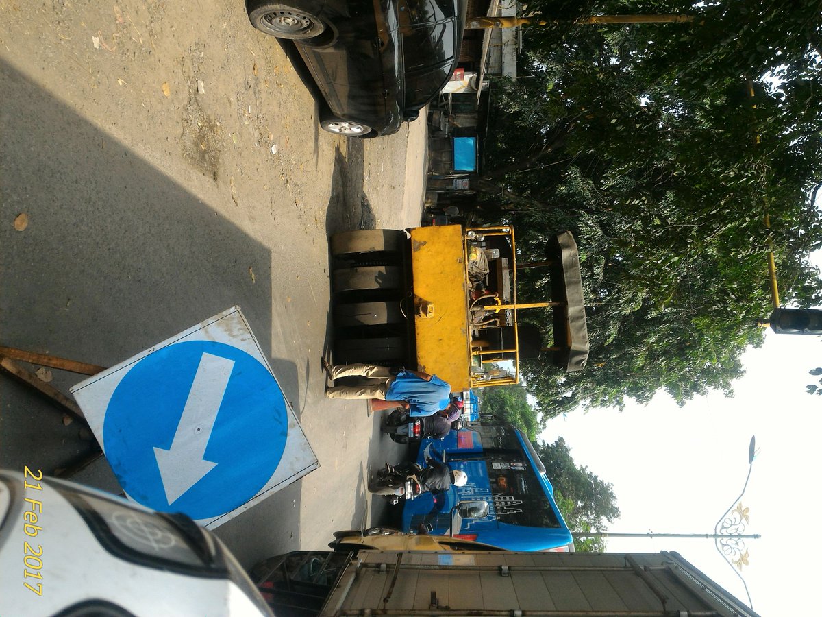 ayamuaya's tweet photo. Macet parah timbangan-kiw karena ada penambalan lubang jalanan... @ganjarpranowo https://t.co/vJMw26GcKJ