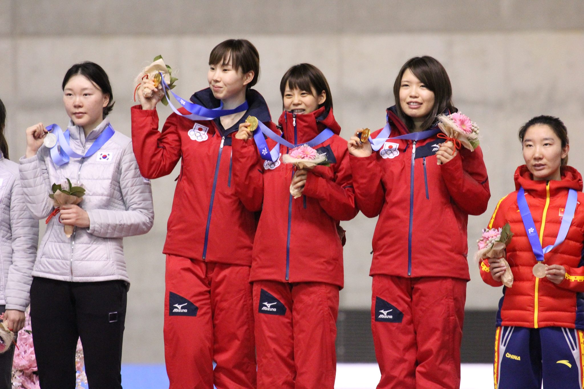 読売新聞オリンピック パラリンピック A Twitter スピードスケート 女子 パシュート の表彰式 金メダルを掲げる 高木菜那 中央 ら 冬季アジア大会