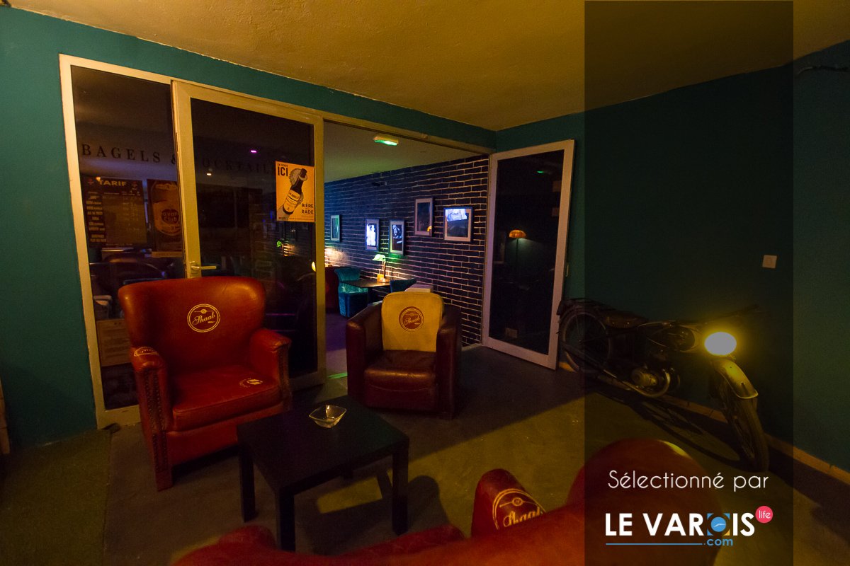 levarois_'s tweet photo. BONNES ADRESSES : Le Chester, ce bar à cocktails caché au cœur du #Mourillon #Toulon (cocktails à 4€ happy hours !) https://t.co/aFvws2FVtR https://t.co/b8HrV6PuwL