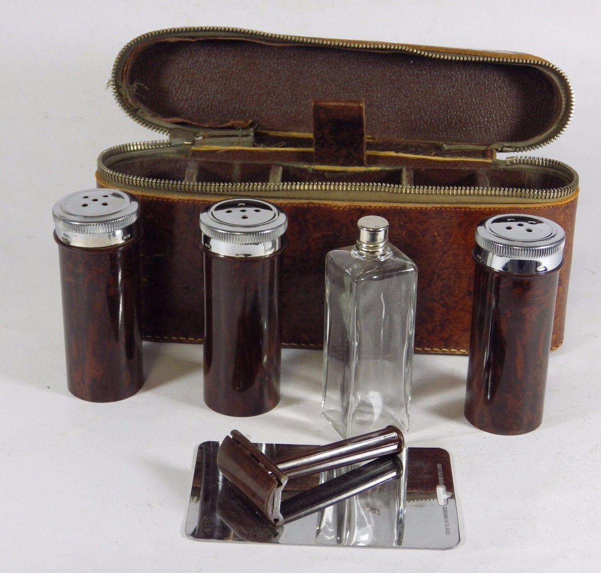 HOSFOnlineShops's tweet photo. Beautiful #vintage men's vanity travel set ending tonight - the contents have been well cared for and look lovely. https://t.co/kttiqYBdzy https://t.co/UnPEAolPXv