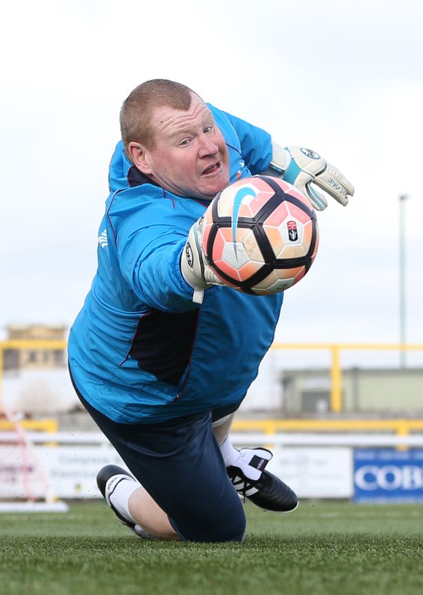 Captain_Cover's tweet photo. Can #WayneShaw70 have the pie &amp; eat it!? 🍔 Proper #FaCupMagic from #SuttonUnited during #SuttonvsArsenal #EmiratesFACup game. #ATSocialMedia https://t.co/3bTmQWTYf8