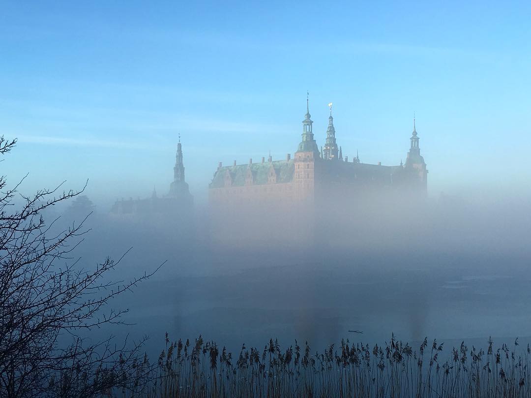 This misty morning at Frederiksborg Castle was captured by hanne2j/IG #Frederiksborg #castle #morning #denmark #mist #blue @mus_nat_his