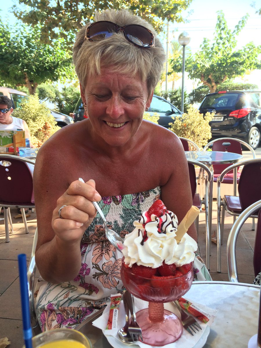 I'm wife angela starts her battle with breast cancer treatment this week dig deep and support <a href="/CR_UK/">Cancer Research UK</a> #kickcancersarse