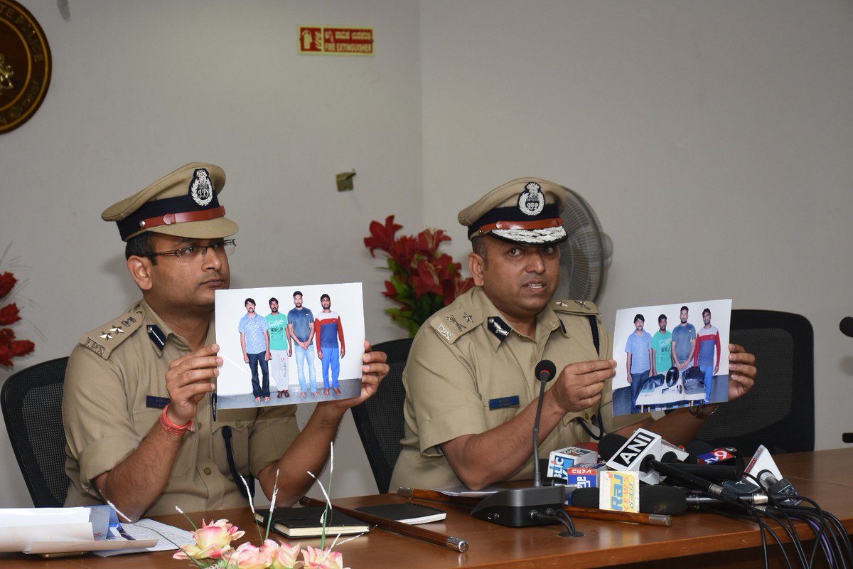 BlrCityPolice's tweet photo. #PressNoteBCP: ಈಶಾನ್ಯ ವಿಭಾಗದ ಫೊಲೀಸರ ಕಾರ್ಯಾಚರಣೆ:  4 ಜನ ಕುಖ್ಯಾತ ಡಕಾಯಿತರ ಬಂಧನ. @DCPNEBCP .@AddlCPEast @CPBlr https://t.co/f5ON9UeZBw