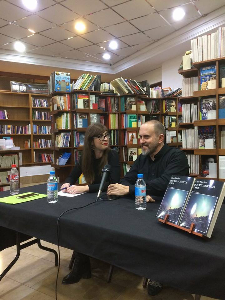 GinsSnchez1's tweet photo. el viernes estuvimos en @LibroDiegoMarin presentando #dosmilnoventayseis via @TusquetsEditor y lo pasamos muy bien, con mucha gente guapa https://t.co/M6zys6ircJ