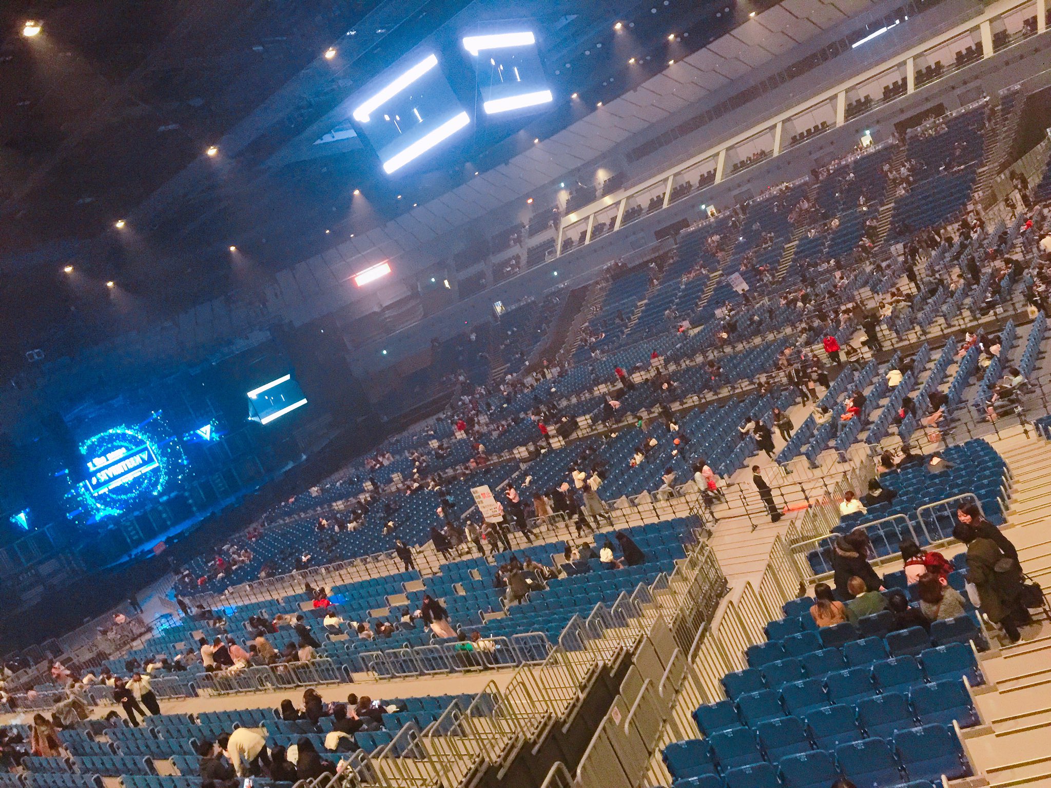 消臭力 横アリ北スタンド1列でこんな感じです Seventeen 세븐틴 セブチ 横浜アリーナ T Co 4cqj7q4kpz Twitter