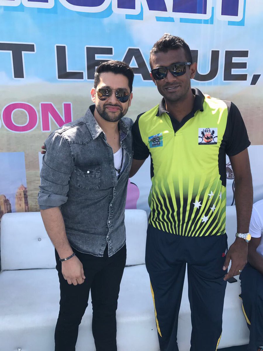 farveezmaharoof's tweet photo. With @AftabShivdasani 😊 #rcl2017 https://t.co/7SR6Kf1ml4