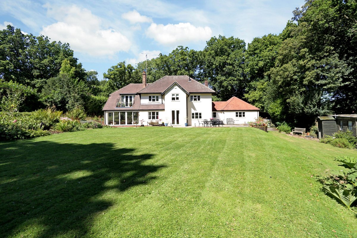 KFBasingstoke's tweet image. Swap your London flat for Hazelwood, quietly situated backing onto farmland in #PowntleyCopse #Alton for £1,150,000 bit.ly/2lhl5rz