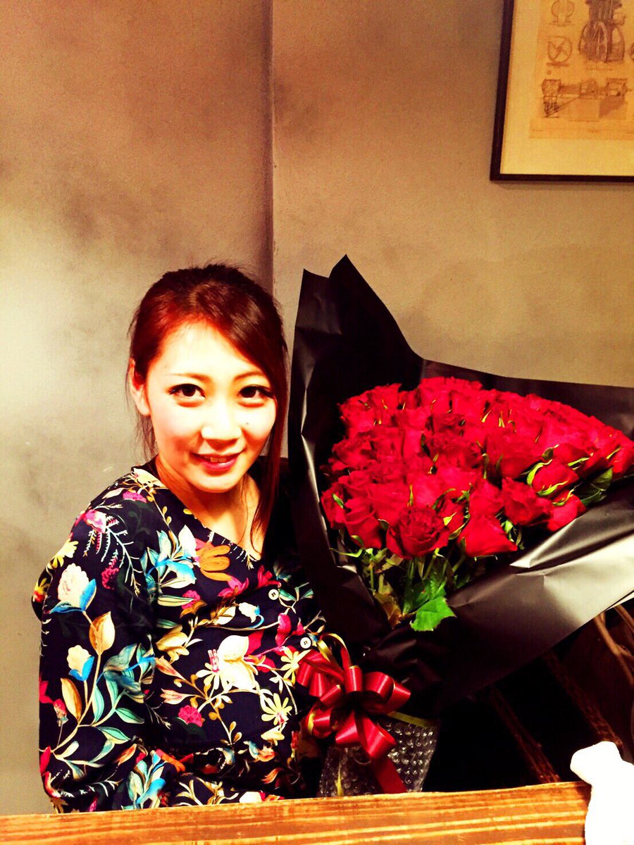 Yuta6300's tweet photo. 人生初のpropose!!!!

貴方の笑顔にいつも救われてます
高い指輪は、まだ買えんけど
貴方の笑顔をこれからは僕が守ります

＃108本の薔薇🌹

お婆ちゃんにこの想い届け!!!リツイート宜しくです https://t.co/ynslB0FmoR