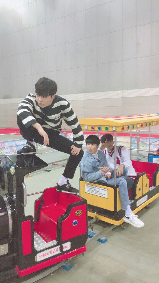 UP10TION's tweet photo. [#비토] 오빠만 믿어♡ 꼬맹이들~ https://t.co/Aa5tnGe9l8