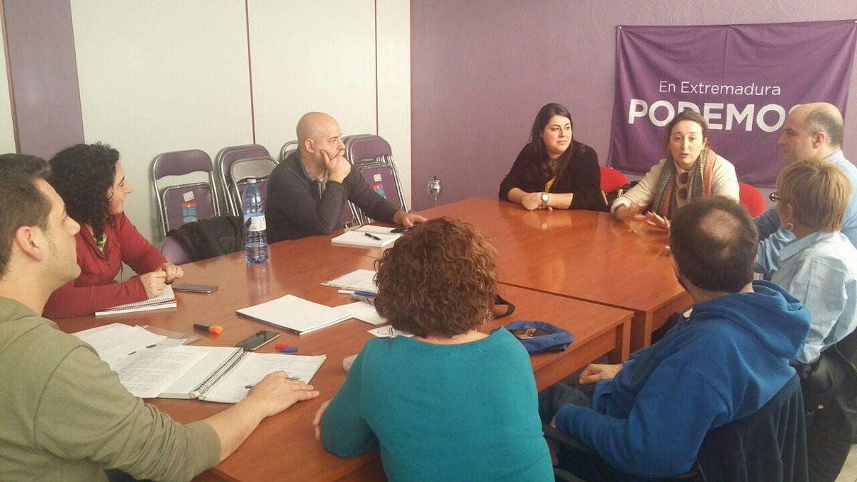 Podemos_EXT's tweet photo. La plataforma @StopOpos17 nos traslada el caos en la gestión de las bolsas de interinos y la convocatoria de oposiciones en Extremadura. https://t.co/ut2JLPNmUd