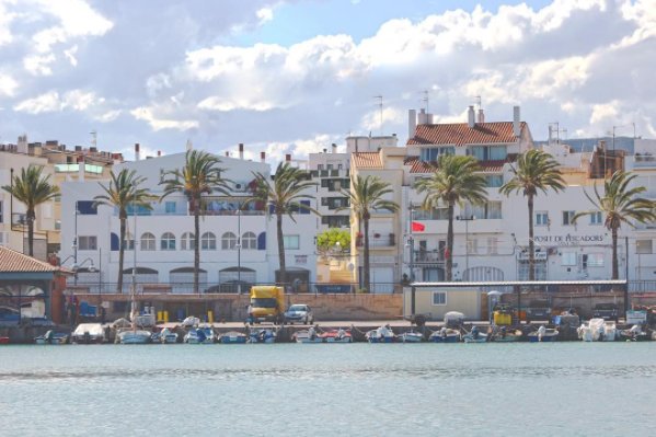 terresebretur's tweet photo. Le temps s'écoule au ralenti aux #CasesdAlcanar, un village côtier idyllique pour se relaxer! ☀️⚓️😊
#TerresdelEbre #MaCatalogne https://t.co/2J8cPwJ4Iu