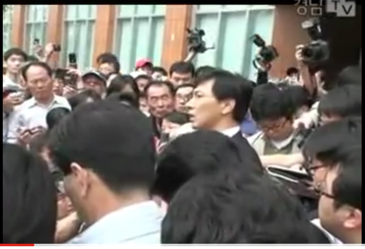 안희정이 "나는 버릇처럼 분노를 사용하지 않았다"고 하는데, 대통령 서거일에 "이명박 대통령, 당신이 원하던 결과가 이겁니까?" 포효하던 그림은 분노를 이용할 필요가 있어서지? 네가 말한 "내가 모시던 분이 떨어져 죽고"의 그날이다, 새꺄!