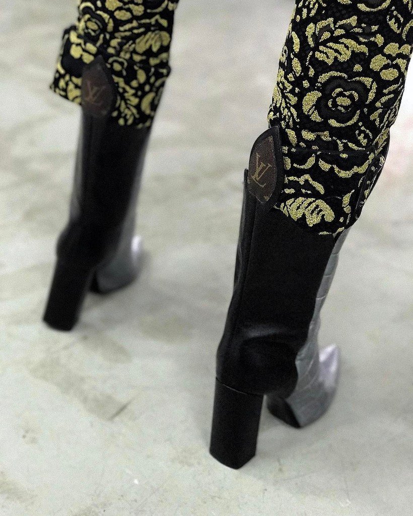 Runway shoes @louisvuitton SS2017 collection #ellefashionguide #behindthescenes #nevergete… ift.tt/2l2VwIa
