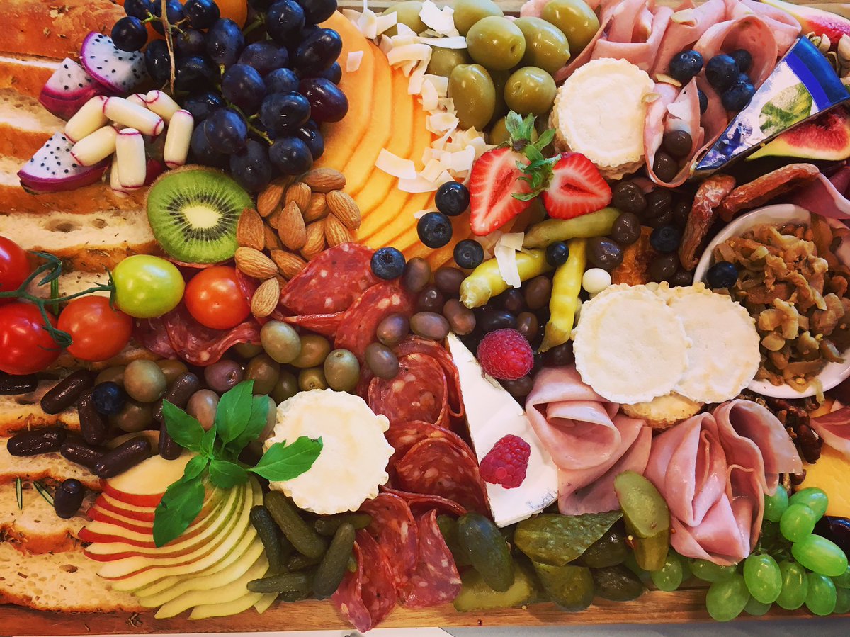 ShowrunnerAU's tweet photo. #cheeseboard welcome drinks #VIPvisit πππΌ#showrunnerau @tableandplate https://t.co/lzZhgb0EQh