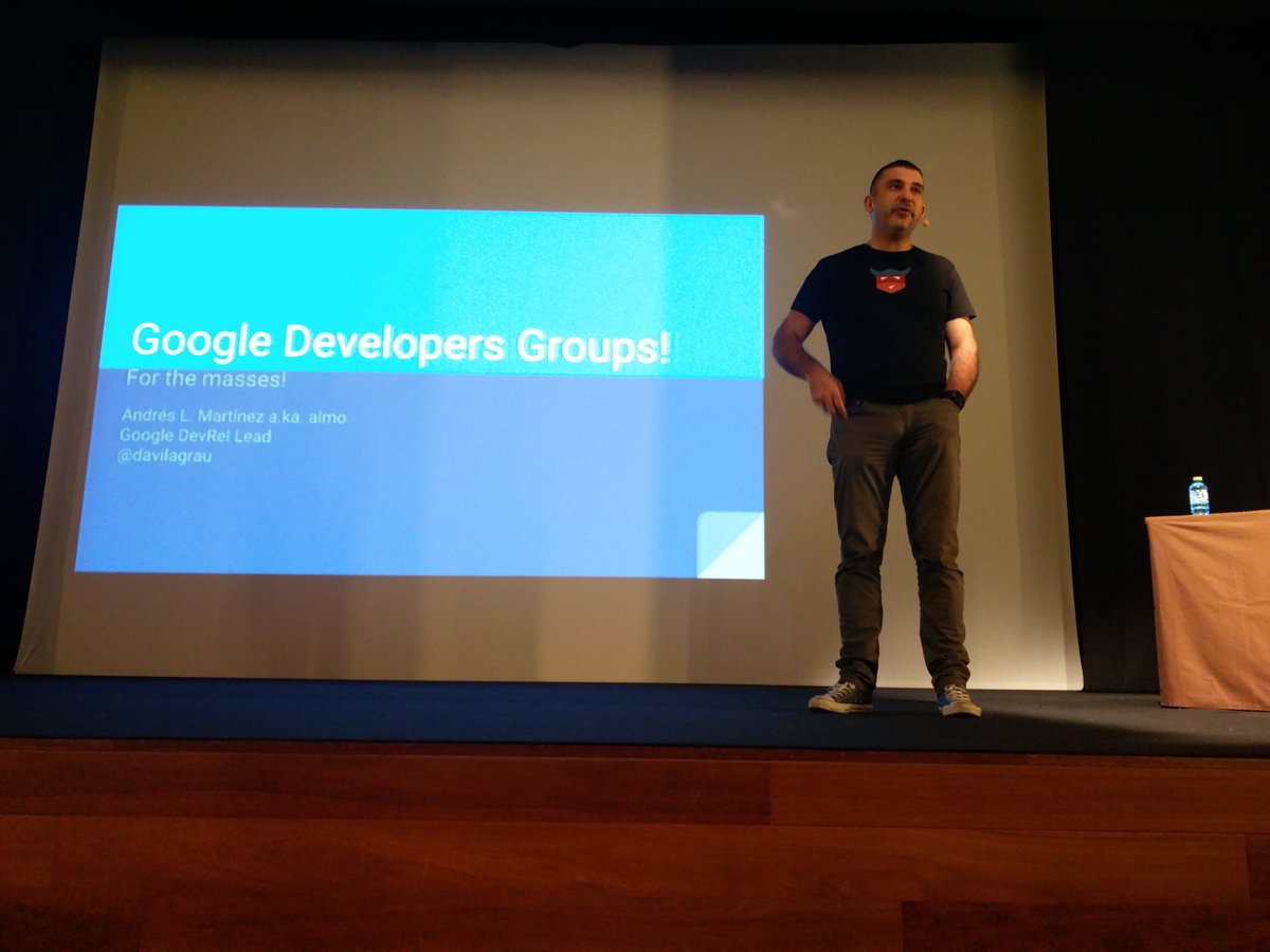 initios_com's tweet photo. Gran evento hoy en Vigo. #GDGVigoDevsParade organizado por @GDGVigo increible evento y lleno total! https://t.co/f5wV4Q07J0