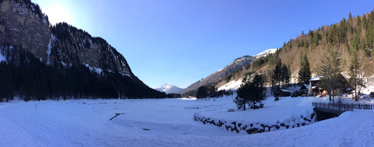 The 7 minute drive from the chalet to the #Ardent lift flies by when you have #views like this! #beautiful #lacmontriond #bluebird #flexiski