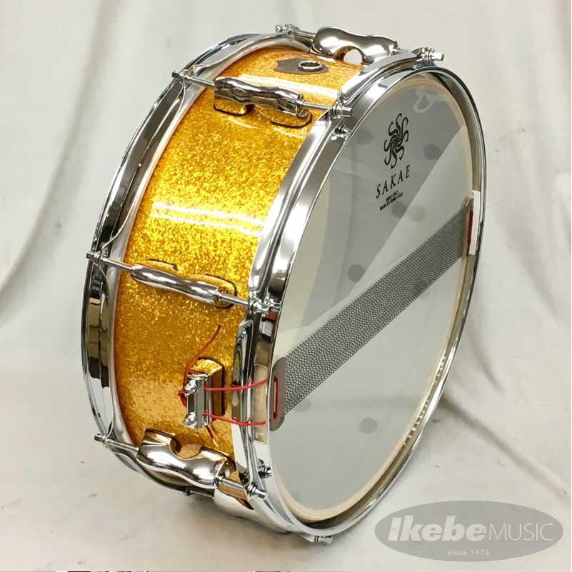 【SAKAE／入荷しました！】メイプル/ポプラ/メイプル3Plyから成るSAKAE “Trilogy”スネアドラム！ドラステ渋谷初入荷フィニッシュ「Gold Sparkle」カバリングです！！なんて尊い輝き、、、
ikebe-gakki.com/ec/pro/disp/1/…