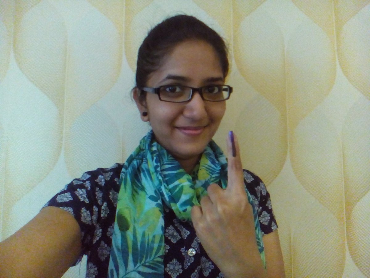 JangamTrupti's tweet photo. शाळेच्या uniform वर #शाई उडाली तेव्हा आई ने मारलेलं पण ह��� #शाई लावून घेण्यासाठी आई ने स्वतः  पाठवले #कीडाCandid #VoteForMumbai  @KidaCandid https://t.co/BnW1QYLeAq