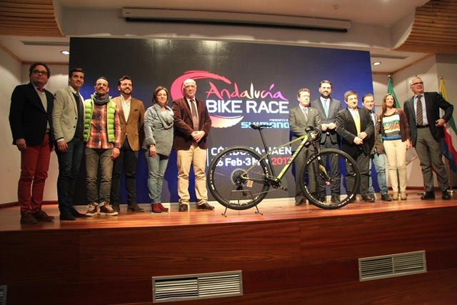 viveandalucia's tweet photo. 800 corredores de 27 países participarán en la Andalucía Bike Race 2017 #ABR2017 https://t.co/rxNZByWXxf cc @AndBikeRace https://t.co/inNtwRs0dE