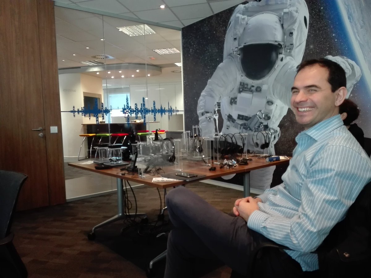 EleMartinS's tweet photo. Hoy Plantronics nos hace una demostración de sus productos y nosotros disfrutando de la jornada #ser_actitud #ingenierosTEF https://t.co/6kU7zpcIW6