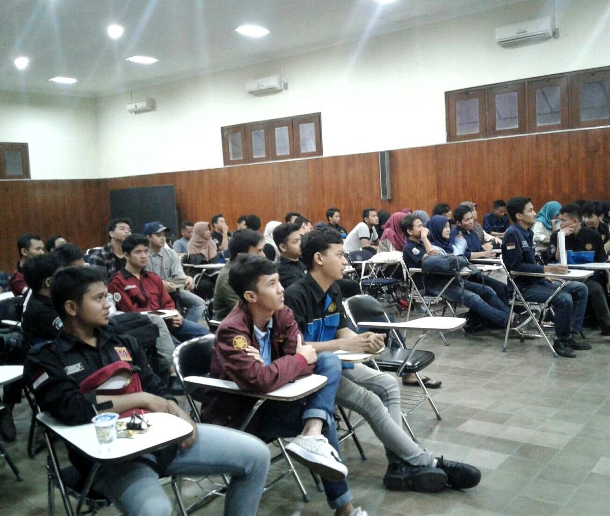 kmdtmugm's tweet photo. [LIVE REPORT]

Rapat besar HMTM dilaksanakan di ruang 218. Rapat tersebut dihadiri oleh pengurus HMTM 2016/2017. https://t.co/vaYi0psjII