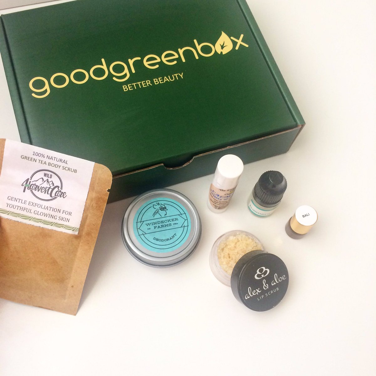Trina__loves's tweet photo. Feb box filled with so much goodness 💚#goodgreenbox #blogger #health @goodgreenbox https://t.co/NdQQ1ETjdD