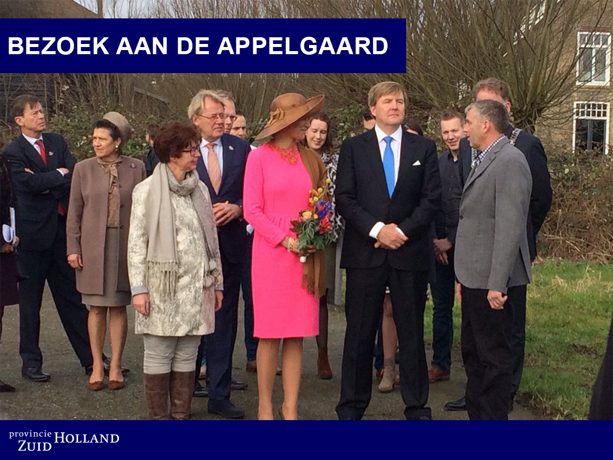 zuid_holland's tweet photo. Koning en Koningin krijgen een rondleiding in en rond de #Appelgaard en voeren gesprek over toekomst van landbouw #streekbezoekZH #Gouderak https://t.co/RMjZRpjL6x