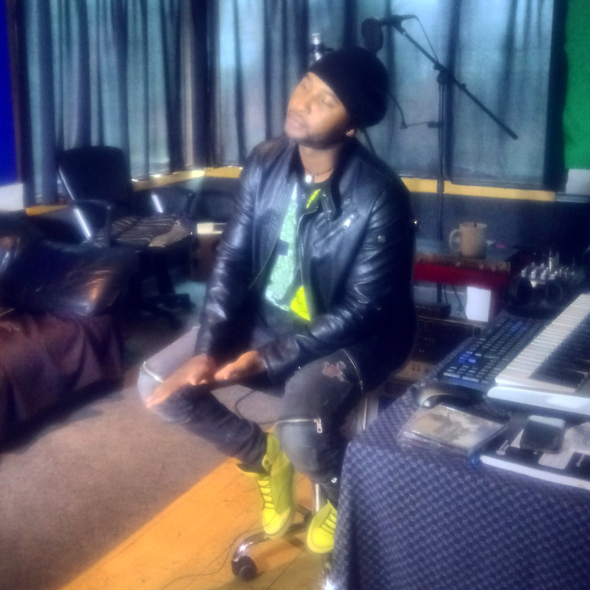 TurnUpMusicZA's tweet photo. #TurnUpUpdate | Shoot with the soulful @VusiNova. 🎥 Catch his interview on @JoburgToday tomorrow and download his tracks on #TurnUpMusicZA https://t.co/ZyoSgcgDlG