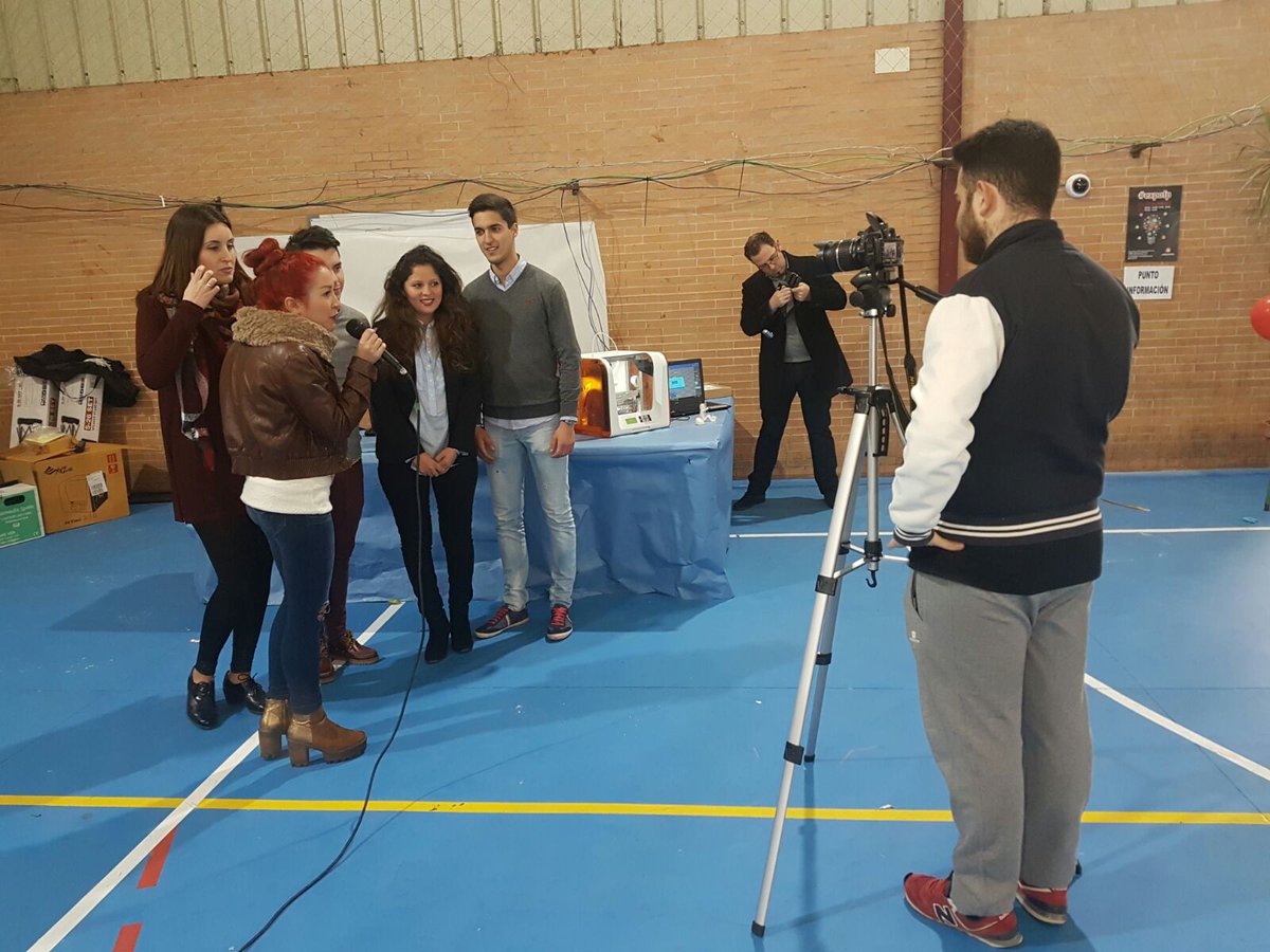 expofp2017's tweet photo. Llegó la hora de las primeras entrevistas el #Expofp ¿Estarán grabando para las noticias? https://t.co/2nE5F8jaZm