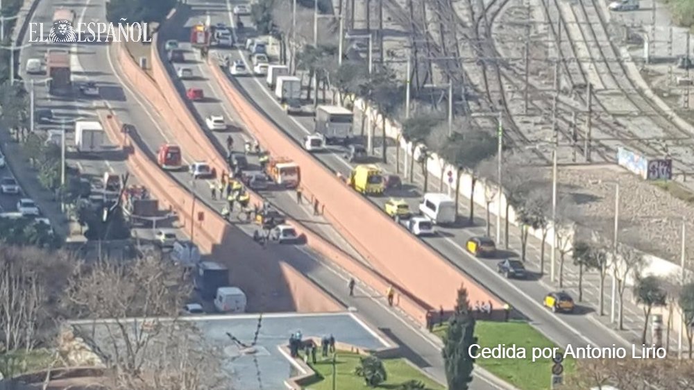 elespanolcom's tweet photo. AMPLIAMOS. El conductor del camión de butano detenido en Barcelona tendría problemas mentales. Es de origen sueco. https://t.co/Z5dXssQRnr https://t.co/4SQ6T78iM4