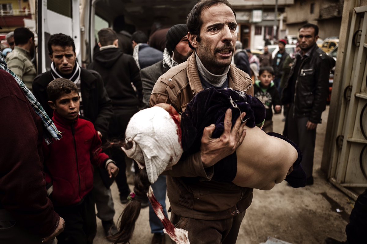 Mohammad with his 10 year old daughter Ghufran in his arms. She was struck by a mortar while playing in their home in mosul #MosulOffensive