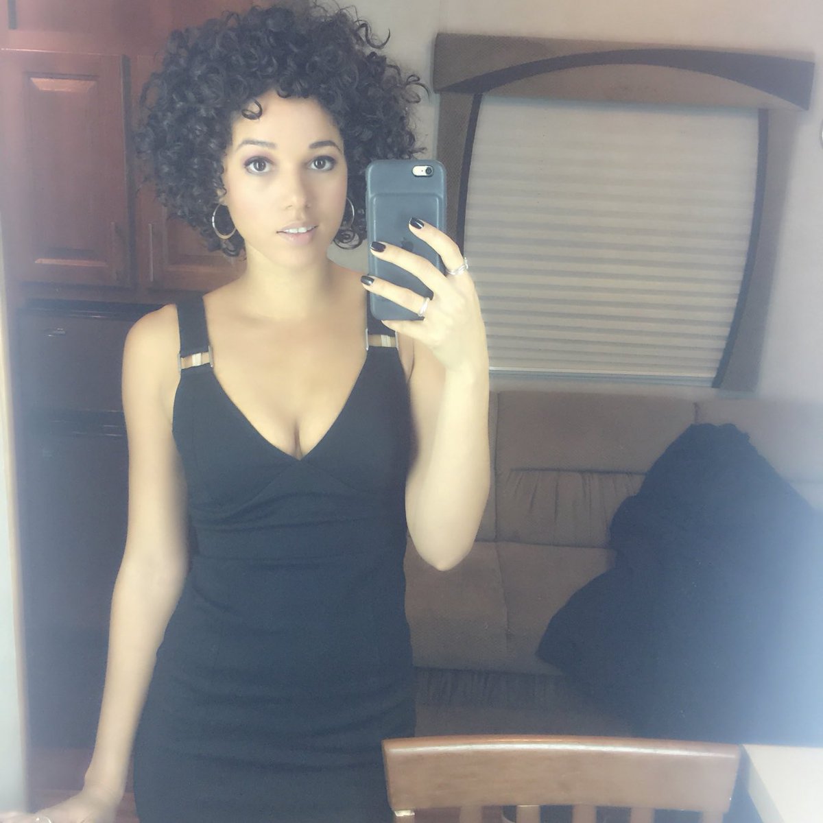 TMI_Uruguay's tweet photo. Beautiful ladies in a beautiful episode 😄😄 #Shadowhunters #Shadowhuntersseason2 @WainwrightAE @Kat_McNamara @NicolaNCD #PartyAtMagnuss https://t.co/wuCao4QdRZ