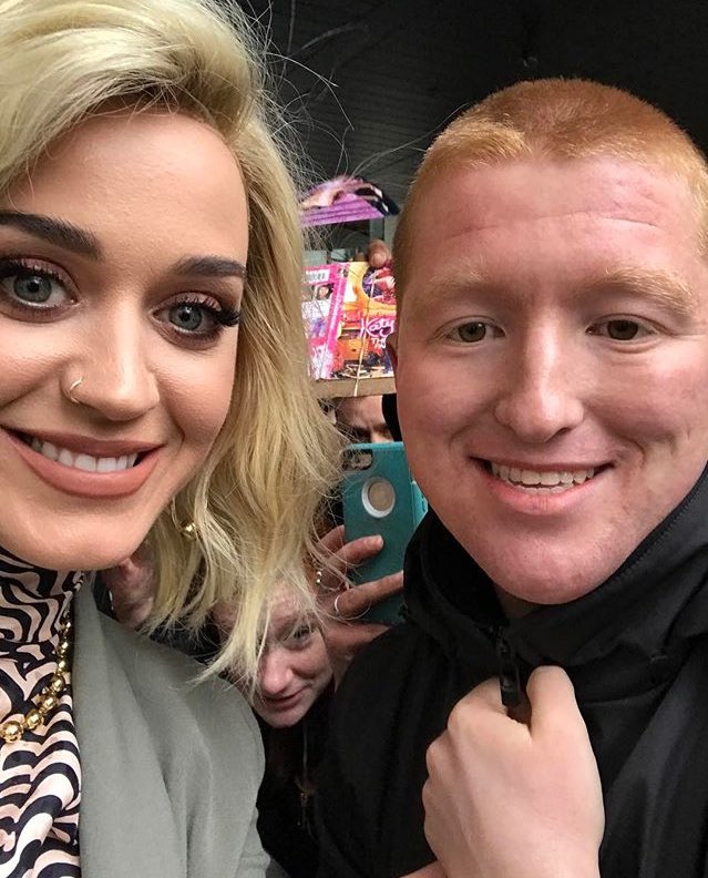 KatyPerryFrance's tweet photo. 📸✨:  Toujours aussi cool, Katy Perry s'arrête pour quelques fans avant de se rendre dans les studios de la BBC Radio 1 à Londres 🇬🇧 https://t.co/VnDeDrP9c0