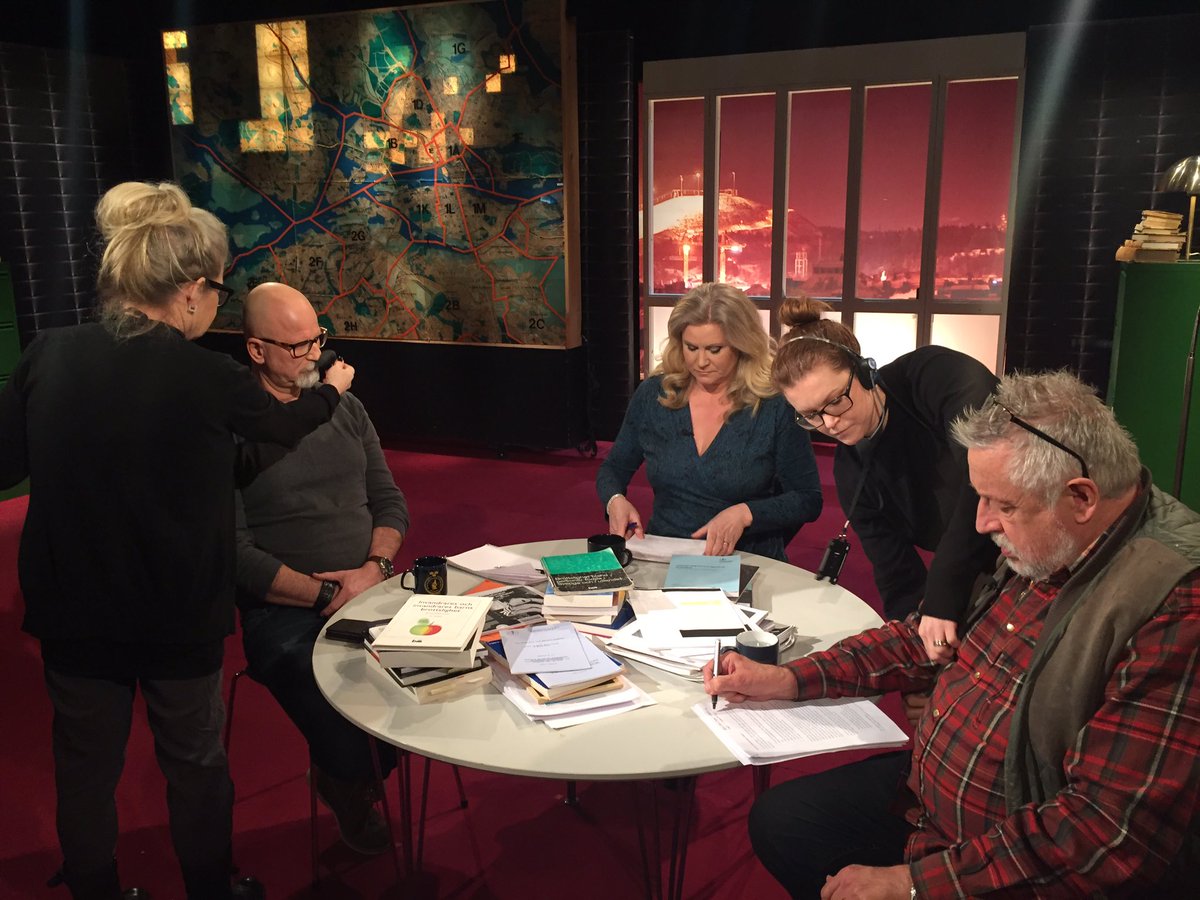 CamillaKvartoft's tweet image. Snart klart för sändning. I #veckansbrott ikväll möter Leif polisen @PSpringare för att diskutera invandrare och brott. @veckansbrott kl 21