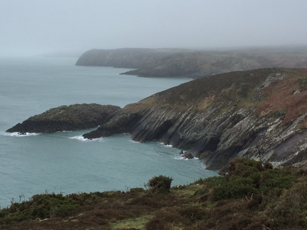 HillierWend's tweet photo. Anyway.. #breezybracing #cobwebblowing #strumblestroll & unscheduled #geologylesson for me & 2 attentive seals ๐courtesy of @RobhillierRob โ
https://t.co/zRZJOEUPGb